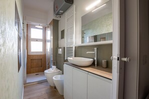 Douche, sèche-cheveux, bidet, serviettes fournies