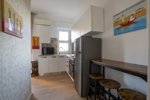 Fridge, oven, stovetop, coffee/tea maker - Libeccio House | Fondazione Prada (Milano)