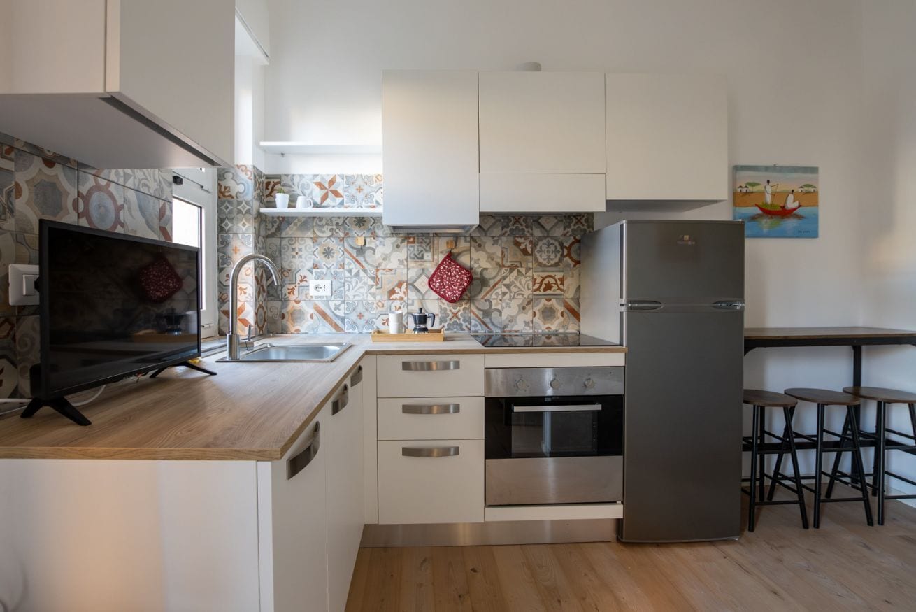 Kühlschrank, Ofen, Herdplatte, Wasserkocher mit Kaffee-/Teezubehör