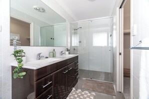Een douche, een haardroger, handdoeken, zeep