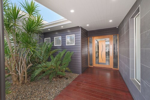 8 min to beach, Sleeps 12 + Pets