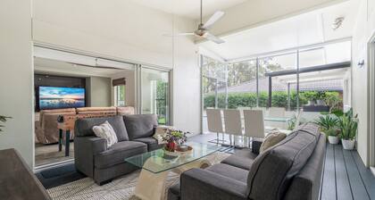 8 min to beach, Sleeps 12 + Pets