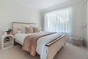 4 dormitorios, escritorio, tabla de planchar con plancha y cuna de viaje