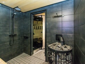 Ein modernes Badezimmer mit Dusche, Toilette und Bidet.