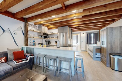 Charming Mountain Condo with Modern Elegance and Easy Access to Sunday River