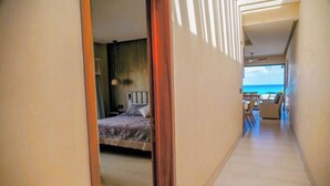 Ein Hotelzimmer mit Bett, Meerblick und einem Balkon.