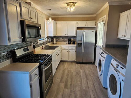 The Delta House - CHARMING 3 BED. HOUSE W/DECK & GRILL, VERY CLEAN!