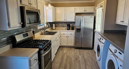 The Delta House - CHARMING 3 BED. HOUSE W/DECK & GRILL, VERY CLEAN!