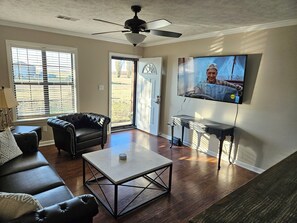 Smart TV - The Delta House - CHARMING 3 BED. HOUSE W/DECK & GRILL, VERY CLEAN! (Blytheville)