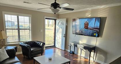 The Delta House - CHARMING 3 BED. HOUSE W/DECK & GRILL, VERY CLEAN!