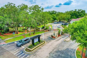 Property grounds - Spacious townhouse near theme parks with pool,hot tub,W/D and central AC (Kissimmee)