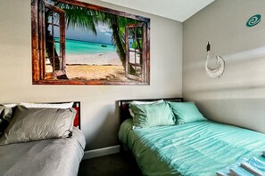 3 bedrooms, iron/ironing board, Internet, bed sheets - Spacious townhouse near theme parks with pool,hot tub,W/D and central AC (Kissimmee)