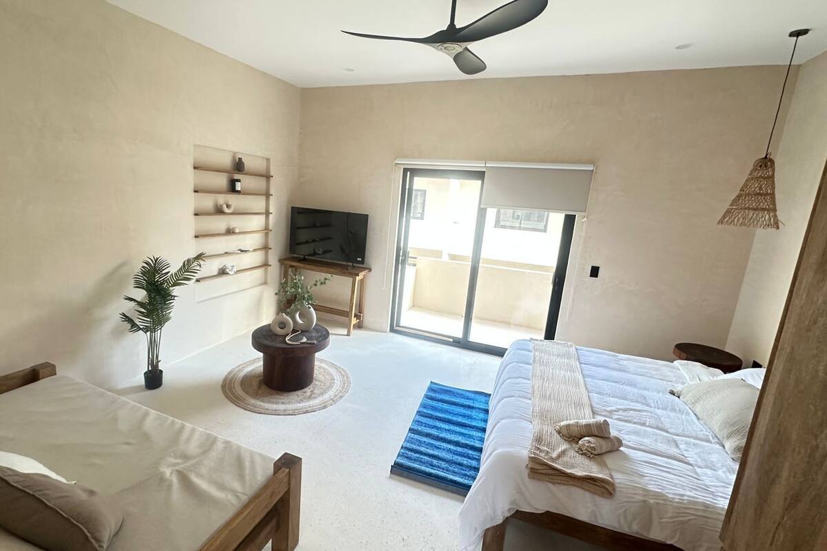 Deluxe appartement, balkon, uitzicht op zwembad | 1 slaapkamer, een kluis op de kamer, verduisterende gordijnen