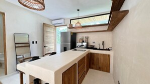 Deluxe-Apartment, Balkon, Poolblick | Eigene Küche
