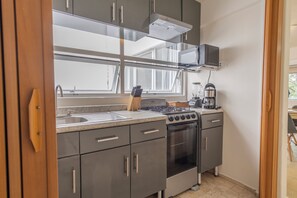 Frigorífico, microondas, horno y placa de cocina