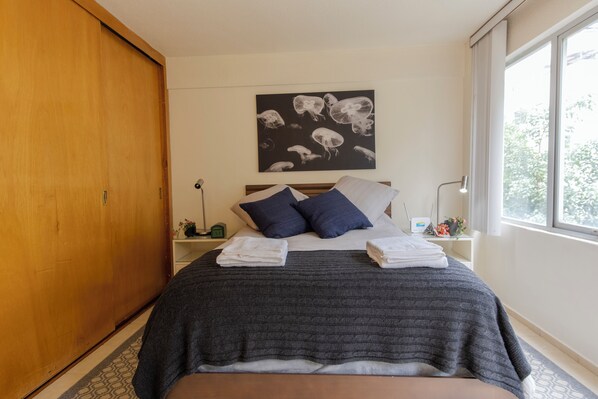 1 dormitorio, tabla de planchar con plancha, wifi y ropa de cama