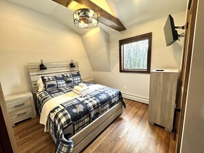 4 bedrooms, iron/ironing board, free WiFi, bed sheets - New Construction Barn style- Minutes from Skiing and Lakes (Wilmington)