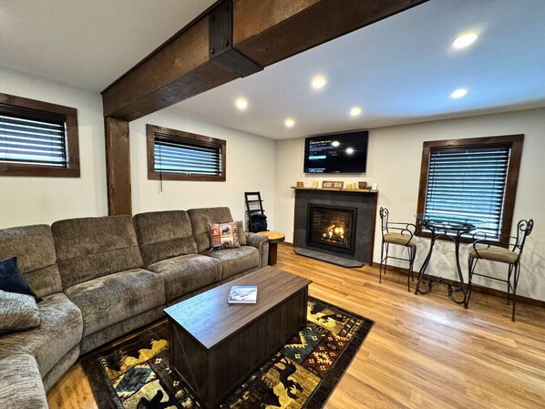 TV, fireplace, table tennis, books