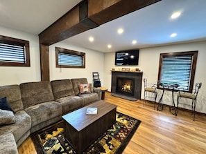 Tv, eldstad, ett bordtennisbord och böcker