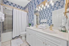 Séchoir à cheveux, serviettes fournies