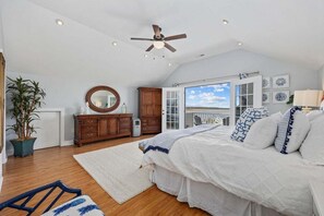 4 chambres, bureau, fer et planche à repasser, lit de bébé portatif