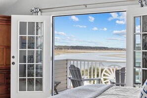 4 chambres, bureau, fer et planche à repasser, lit de bébé portatif