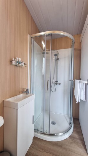 Douche, sĂšche-cheveux, serviettes fournies