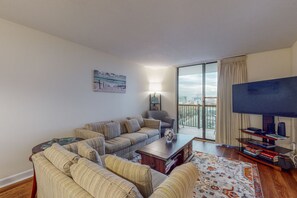 TV, books - Oceanview condo with pool, private balcony & close to beach (Myrtle Beach)
