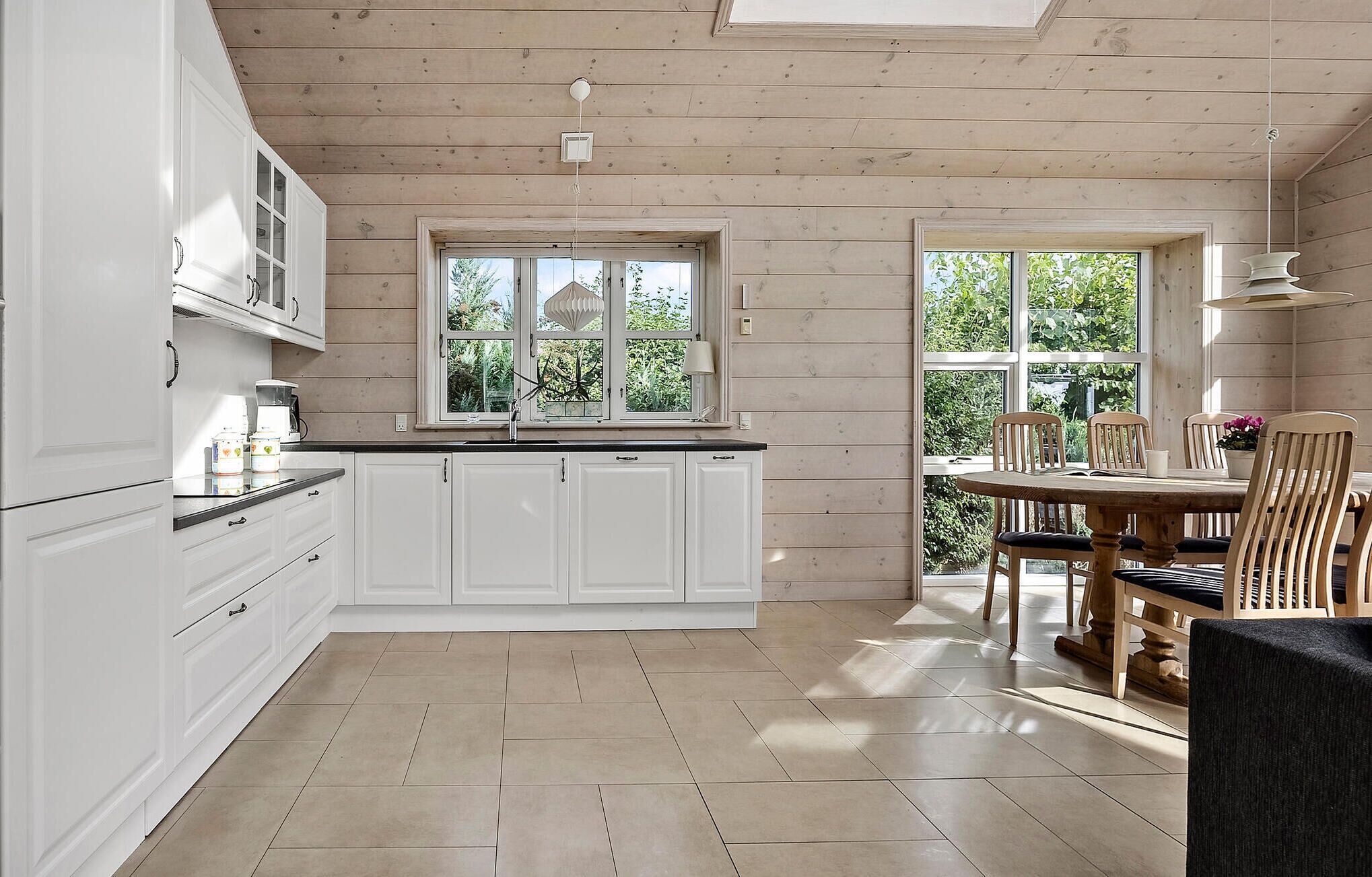 Kjøleskap, kokeplater, oppvaskmaskin og kaffetrakter/tekoker