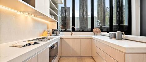 Refrigerador, microondas, horno y parrilla de estufa