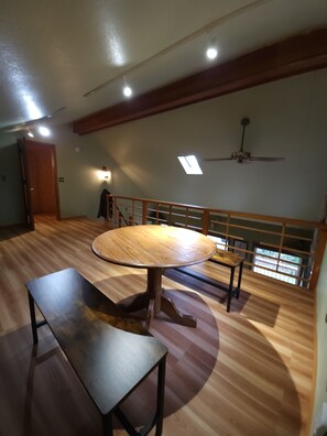 Dining - Charming 2-bedroom, fully furnished townhome in Juneau, sleeps up to 6 (Juneau)