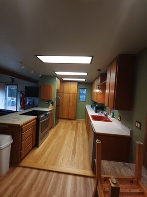 Fridge, microwave, oven, stovetop - Charming 2-bedroom, fully furnished townhome in Juneau, sleeps up to 6 (Juneau)