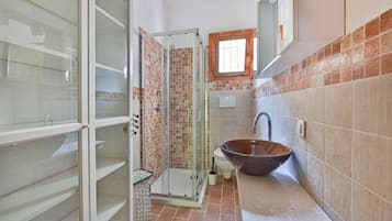 Douche, sèche-cheveux, serviettes fournies