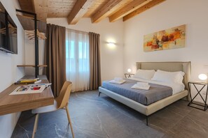 4 bedrooms, iron/ironing board, WiFi