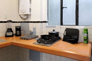 Kühlschrank, Mikrowelle, Herdplatte, Wasserkocher mit Kaffee-/Teezubehör