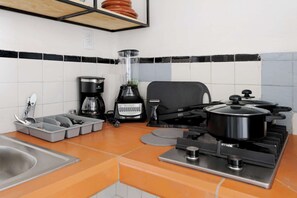 Kjøleskap, mikrobølgeovn, kokeplater og kaffetrakter/tekoker