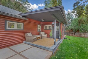 Terrace/patio - Contemporary cozy Retreat by Roaring Fork River (Glenwood Springs)