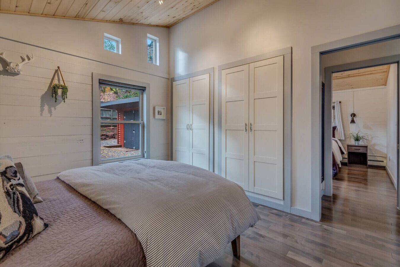 2 dormitoris, planxa i posts de planxar i un bressol de viatge 