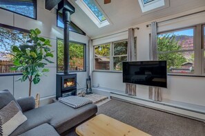 Televisor intel·ligent i llibres 