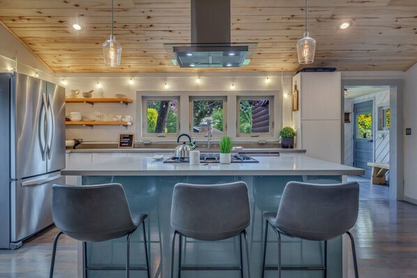 冷蔵庫、電子レンジ、オーブン、コンロ