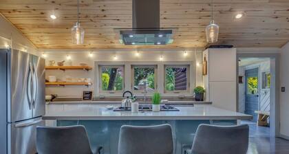 Contemporary cozy Retreat by Roaring Fork River