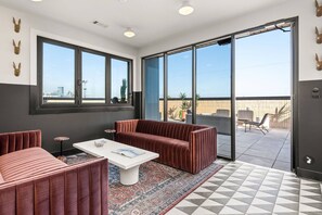 Smart TV, stereo - Hidden Door at Neo ~ New Listing ~ 1 Mile to Downtown / Broadway ~ 5 Beds ~ Outdoor Lounge ~ Gym (Nashville)