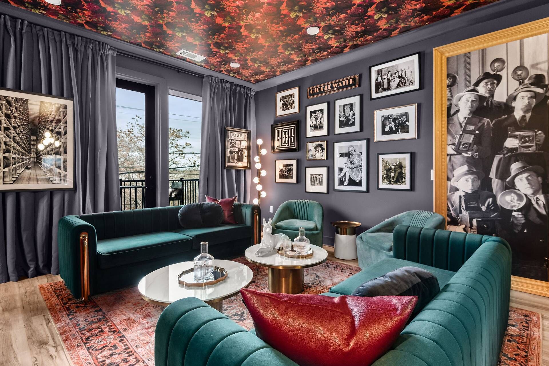 Een smart-tv en een stereo