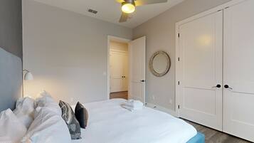 3 chambres, fer et planche à repasser, Wi-Fi, draps fournis