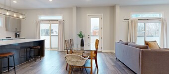 Spacious river-view condo with fast Wi-Fi, perfectly located near downtown