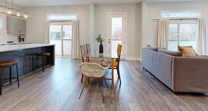 Spacious river-view condo with fast Wi-Fi, perfectly located near downtown