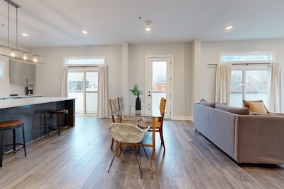 Spacious river-view condo with fast Wi-Fi, perfectly located near downtown