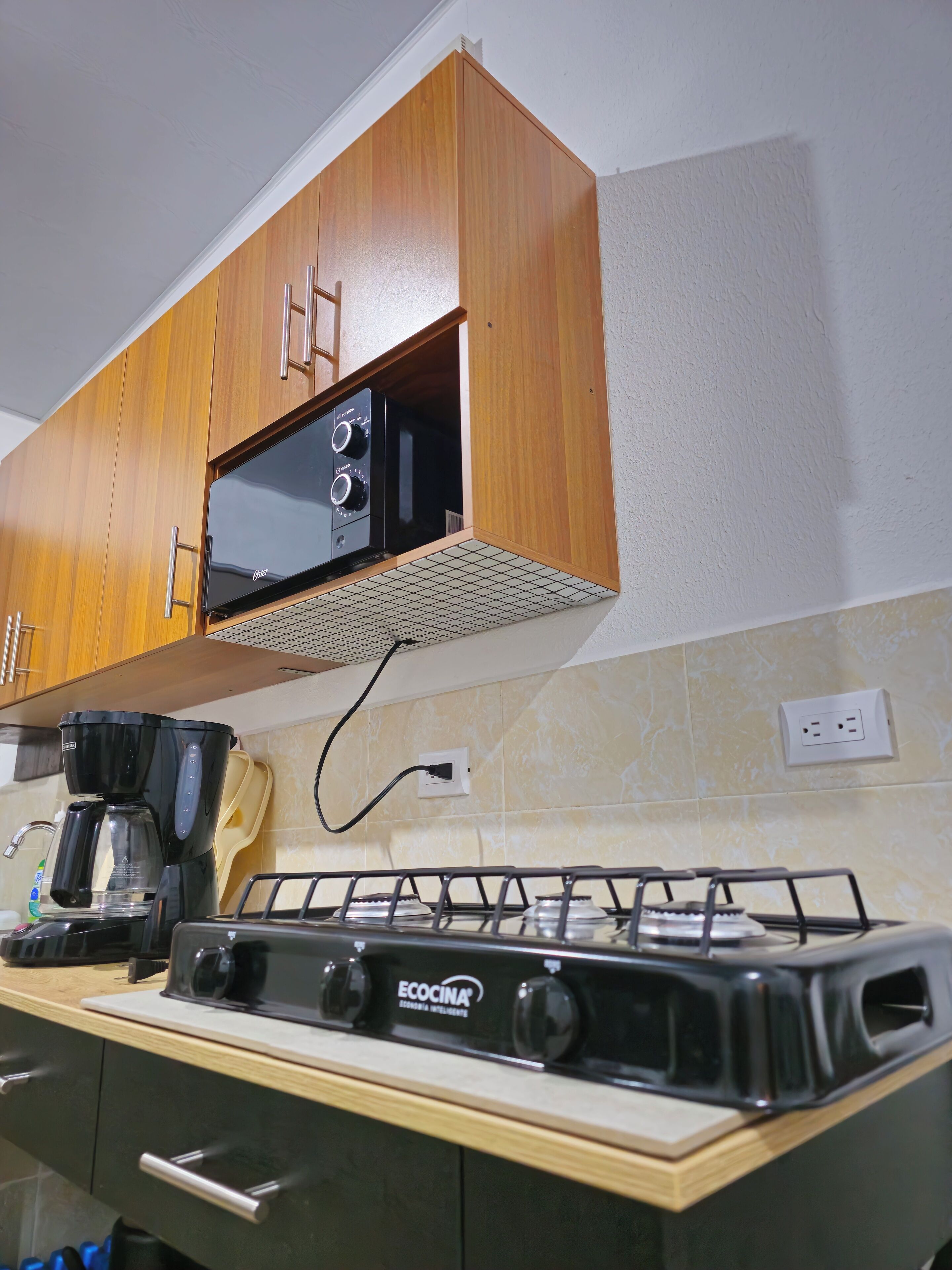 Kjøleskap, mikrobølgeovn, kokeplater og kaffetrakter/tekoker