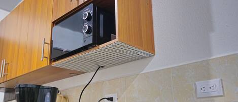 Réfrigérateur, micro-ondes, plaque de cuisson, cafetière/bouilloire