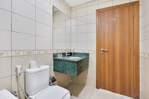 Haartrockner, Handtücher, Toilettenpapier